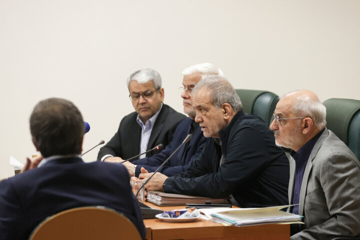پزشکیان: ما که با دشمنان میجنگیم و مقاومت میکنیم تا زیر بار زور و ظلم نرویم، نمیتوانیم خودمان به مردم زور بگوییم یا ظلم کنیم پزشکیان: ما که با دشمنان میجنگیم و مقاومت میکنیم تا زیر بار زور و ظلم نرویم، نمیتوانیم خودمان به مردم زور بگوییم یا ظلم کنیم